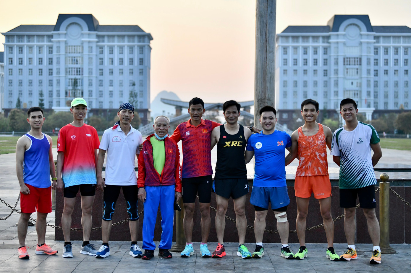 Các VĐV rạng rỡ bên cạnh tượng đài của điền kinh Việt Nam. Các VĐV rạng rỡ bên cạnh tượng đài của điền kinh Việt Nam.