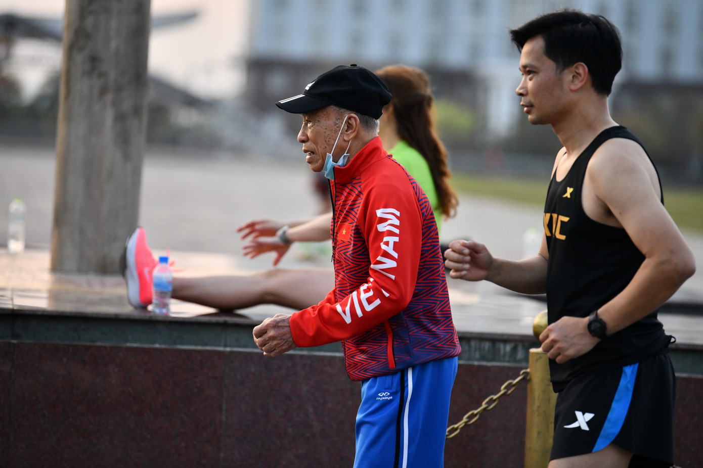 HLV Bùi Lương chia sẻ kinh nghiệm, căn chỉnh kỹ thuật và thổi lửa vào các VĐV trẻ. HLV Bùi Lương chia sẻ kinh nghiệm, căn chỉnh kỹ thuật và thổi lửa vào các VĐV trẻ.