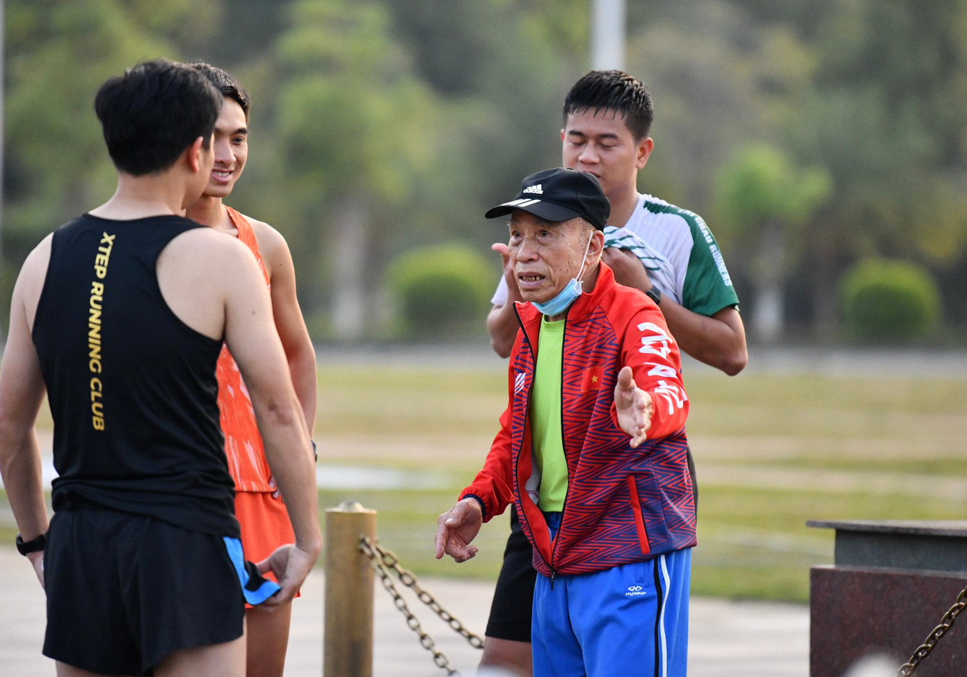 HLV Bùi Lương chia sẻ kinh nghiệm, căn chỉnh kỹ thuật và thổi lửa vào các VĐV trẻ. HLV Bùi Lương chia sẻ kinh nghiệm, căn chỉnh kỹ thuật và thổi lửa vào các VĐV trẻ.