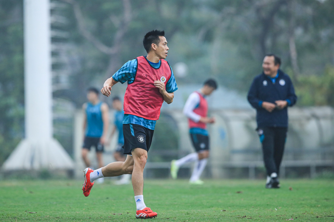 Văn Quyết tập luyện và thi đấu với cường độ không thua kém các cầu thủ trẻ. Văn Quyết tập luyện và thi đấu với cường độ không thua kém các cầu thủ trẻ.