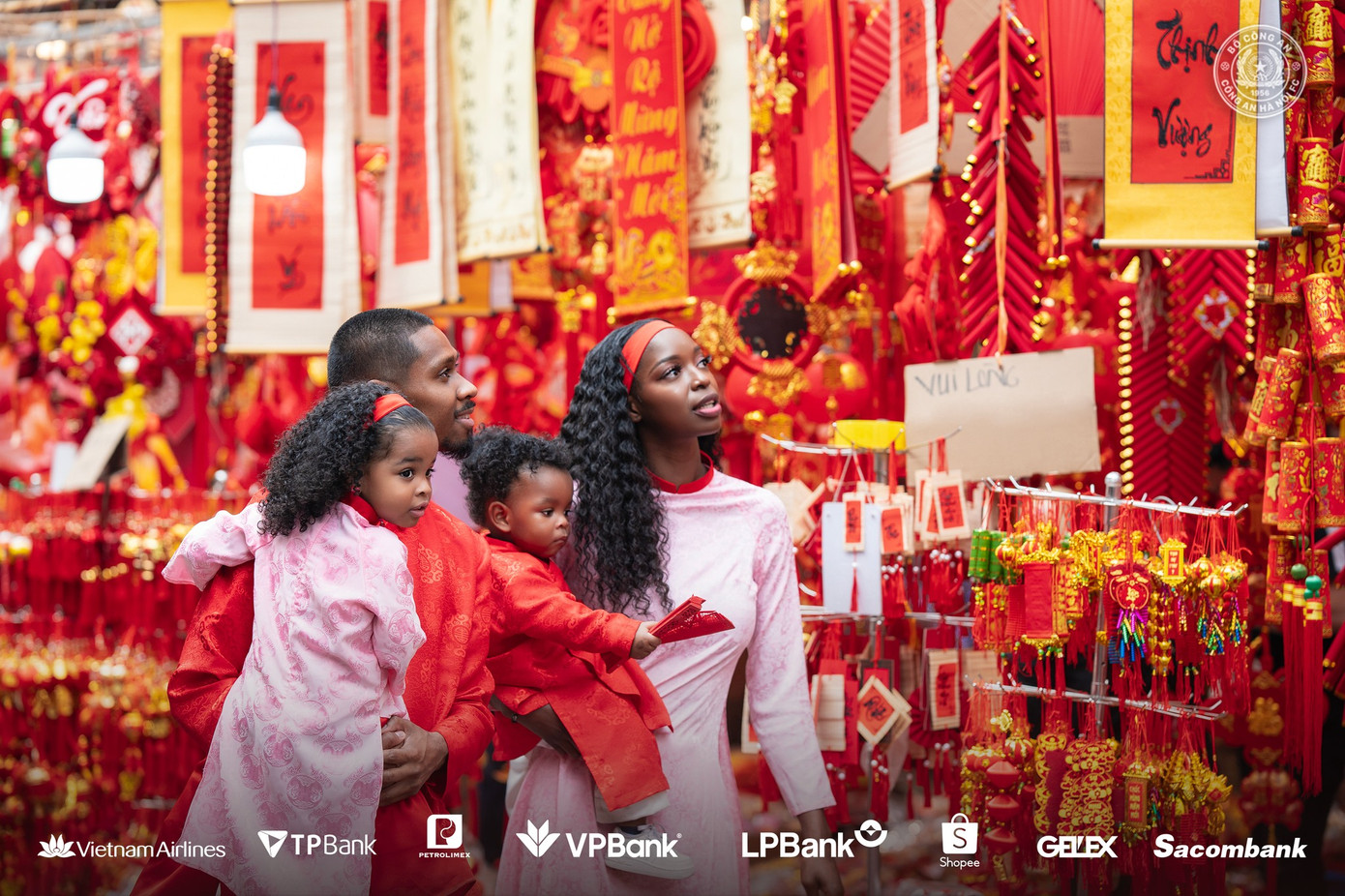 Gia đình cầu thủ Việt kiều Jason Pendant Quang Vinh trong áo dài Việt. (Ảnh: CLB CAHN)