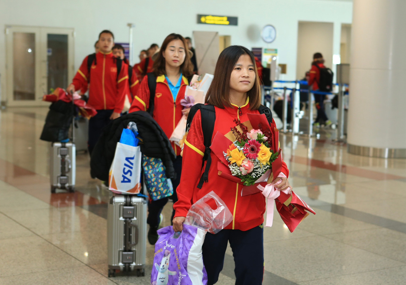 Mừng về nhà, các cô gái kim cương! ảnh 57