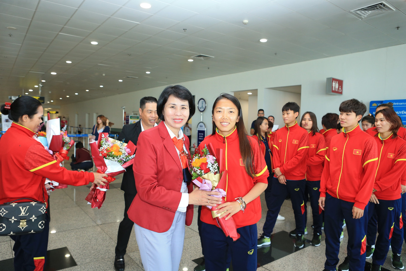 Mừng về nhà, các cô gái kim cương! ảnh 51