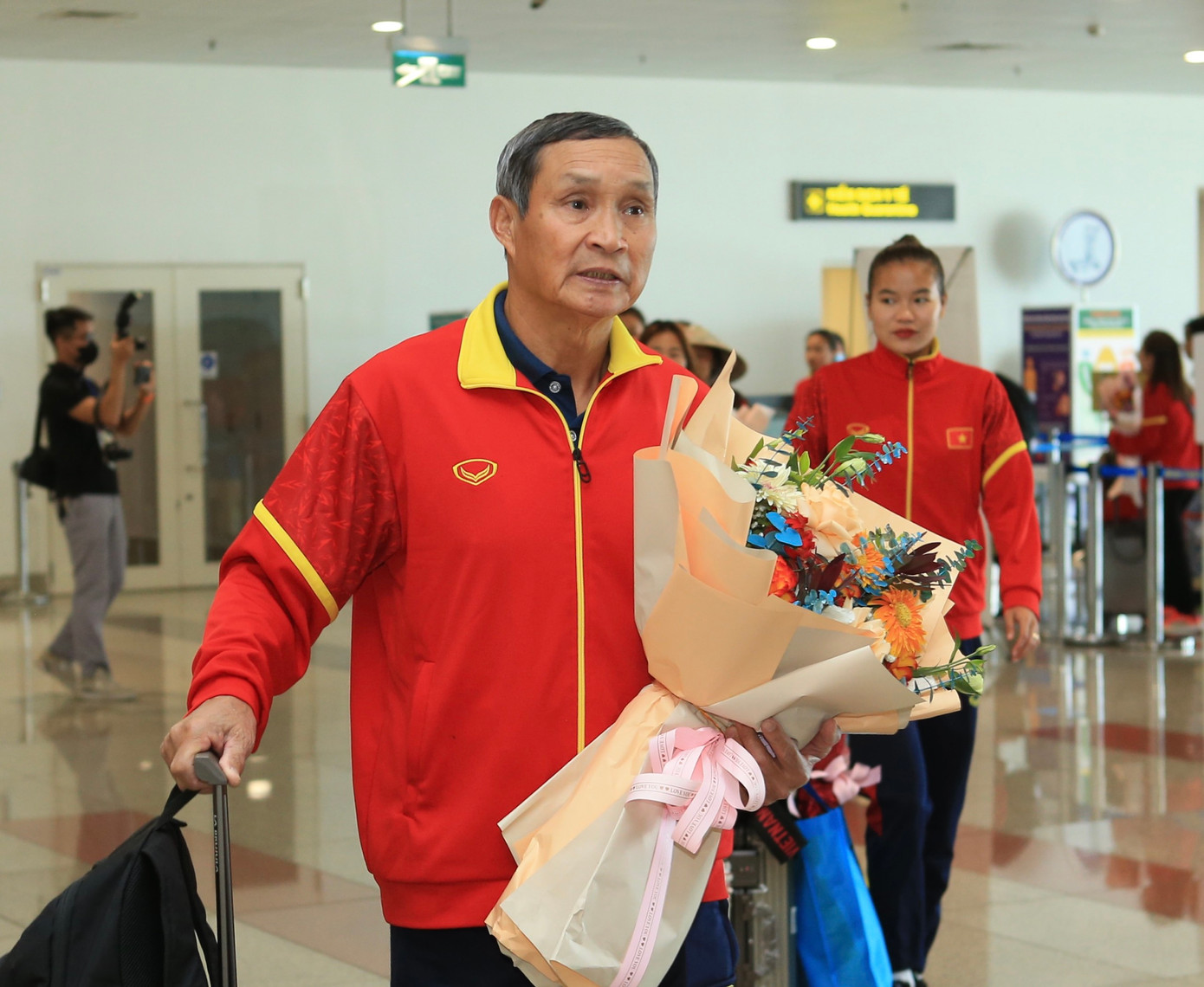 Mừng về nhà, các cô gái kim cương! ảnh 55