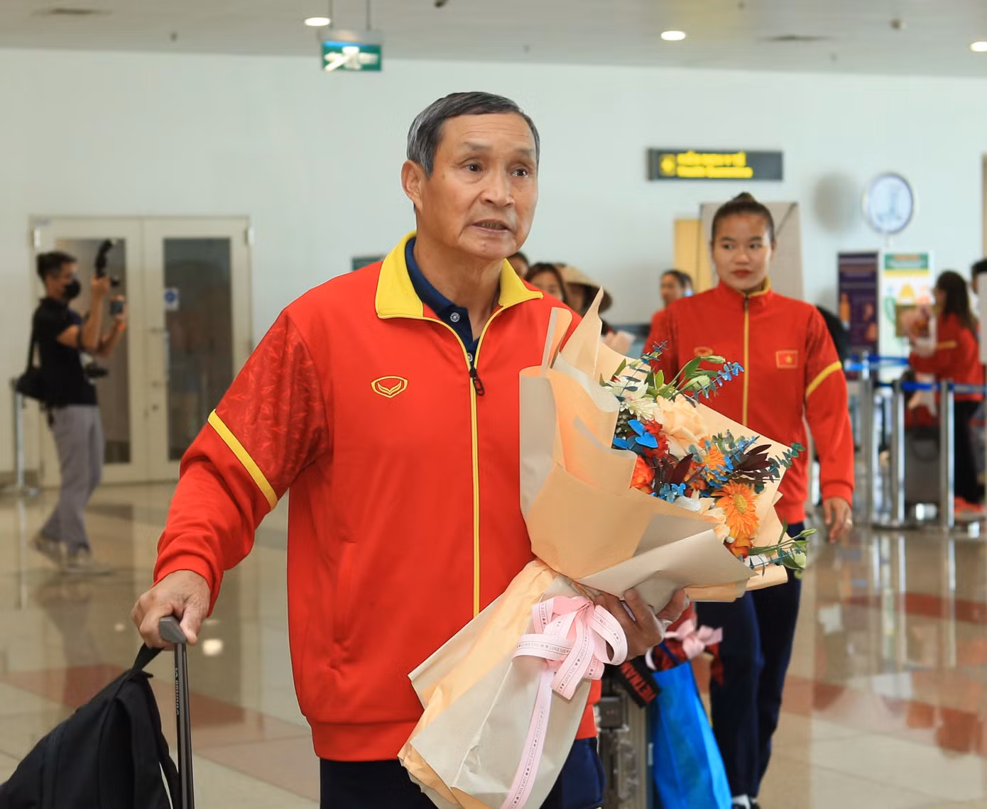 Mừng về nhà, các cô gái kim cương! ảnh 55