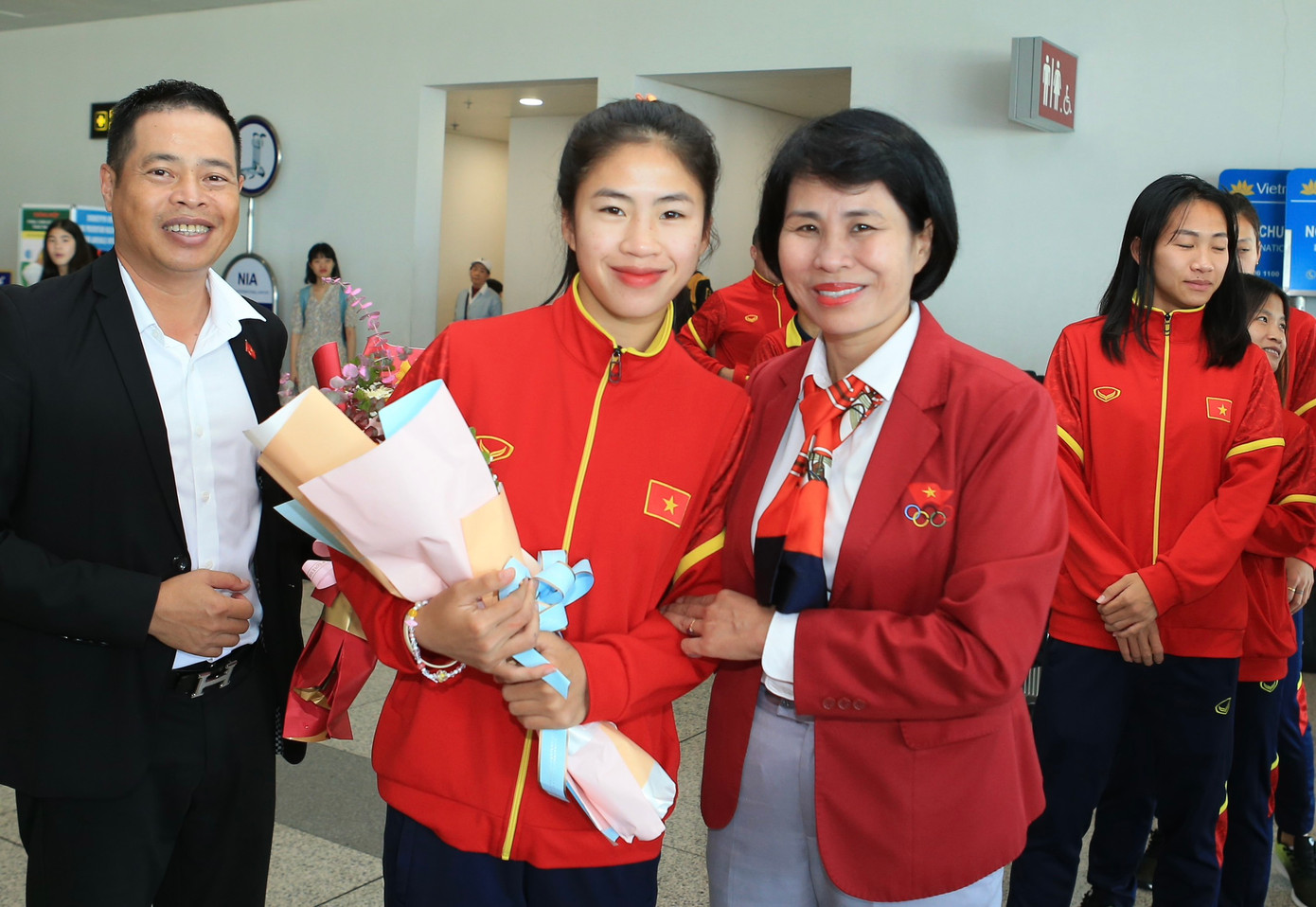 Mừng về nhà, các cô gái kim cương! ảnh 50