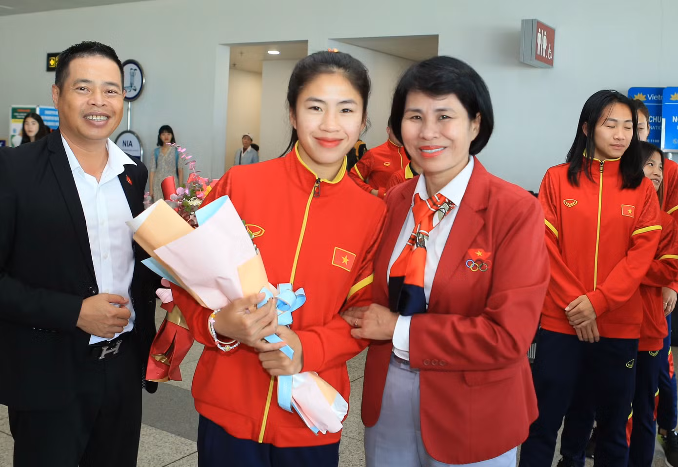 Mừng về nhà, các cô gái kim cương! ảnh 50