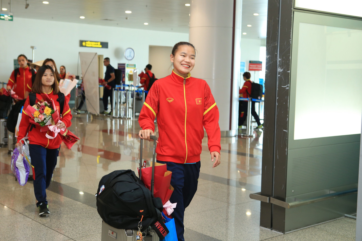 Mừng về nhà, các cô gái kim cương! ảnh 56