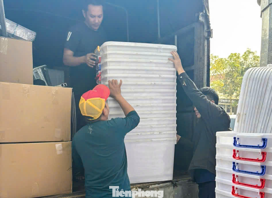 Công tác tháo dỡ diễn ra khẩn trương, cẩn trọng trước khi được phân loại, kiểm kê kỹ lưỡng theo từng danh mục.