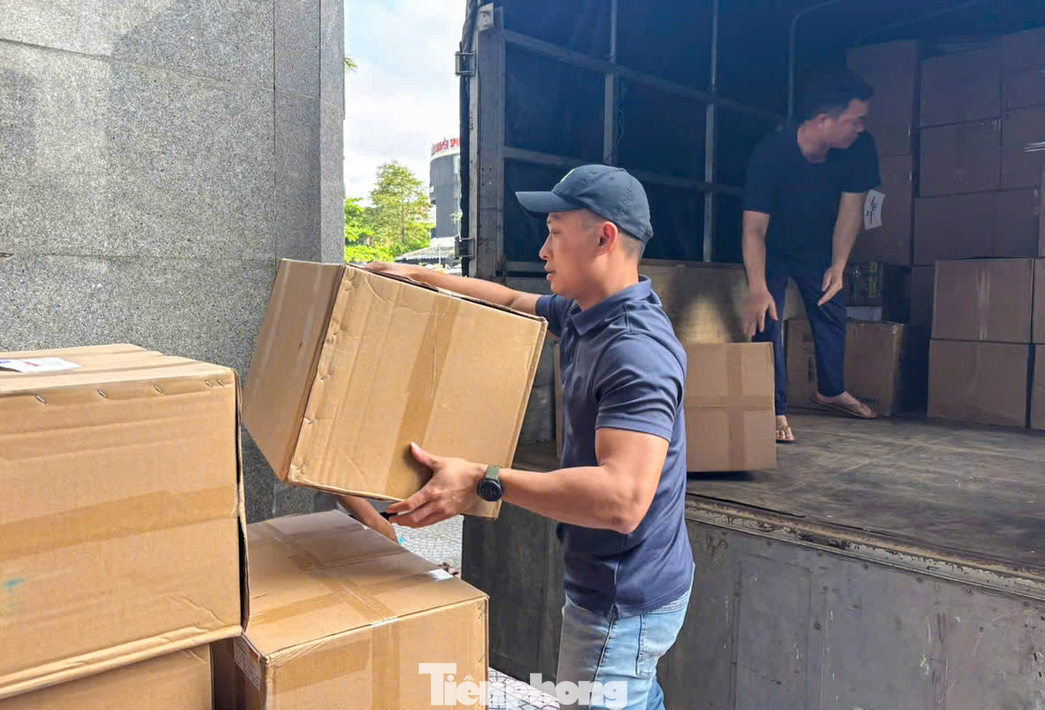 Những ngày qua, hàng trăm tấn hàng đã được tập kết tại kho hàng của Ban tổ chức ở Thành phố Đông Hà, Quảng Trị, phục vụ Tiền Phong Marathon 2025.