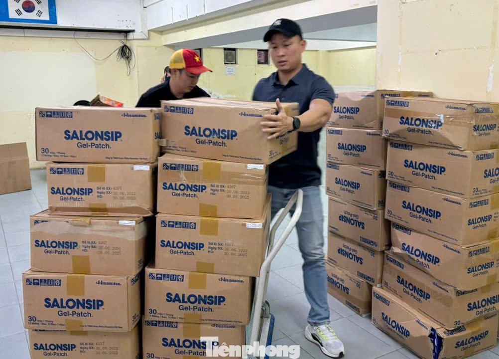 Hàng hóa được tập kết bao gồm nước uống, nước điện giải, cao dán lạnh, bình xịt lạnh, mút xốp làm mát cơ thể, gel năng lượng... dành cho hơn 7.000 VĐV chuyên nghiệp và phong trào.