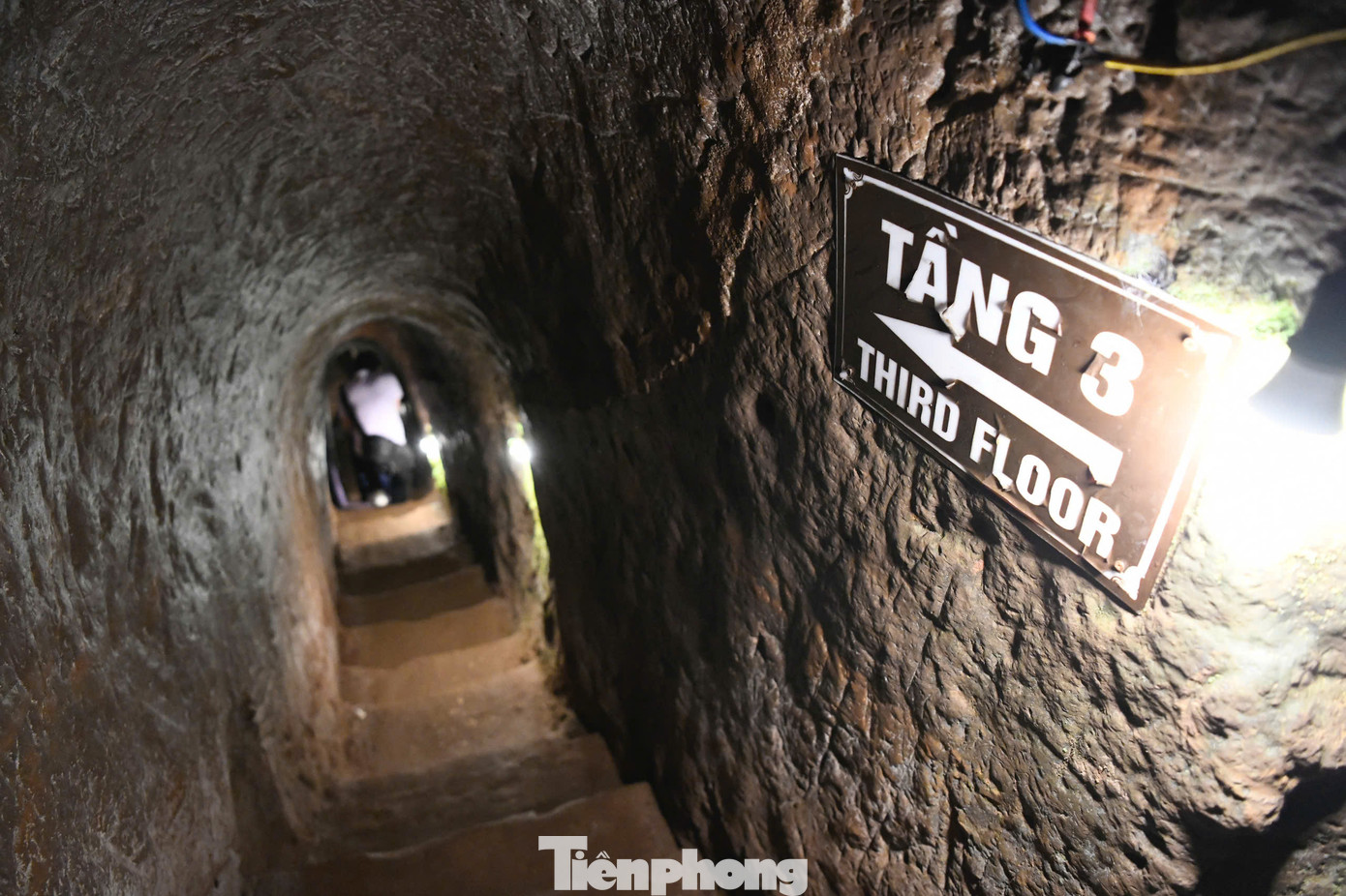 Với ý chí "một tấc không đi, một ly không rời", quân và dân Vĩnh Linh đã âm thầm chuyển cuộc sống từ mặt đất xuống lòng đất. Ngày 25/7/1965, nhát cuốc đầu tiên được thực hiện, mở đầu cho công cuộc đào địa đạo.