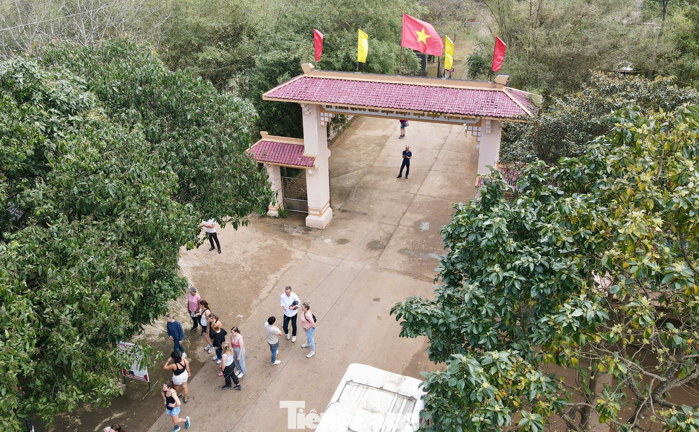 Đến với Vịnh Mốc không chỉ là hành trình về nguồn, tìm hiểu về huyền thoại trong lòng đất lửa, du khách còn chứng kiến sự hồi sinh mạnh mẽ của mảnh đất anh dũng trong chiến tranh, cần cù sáng tạo trong lao động để phát triển, tiến vào kỷ nguyên mới của đất nước.