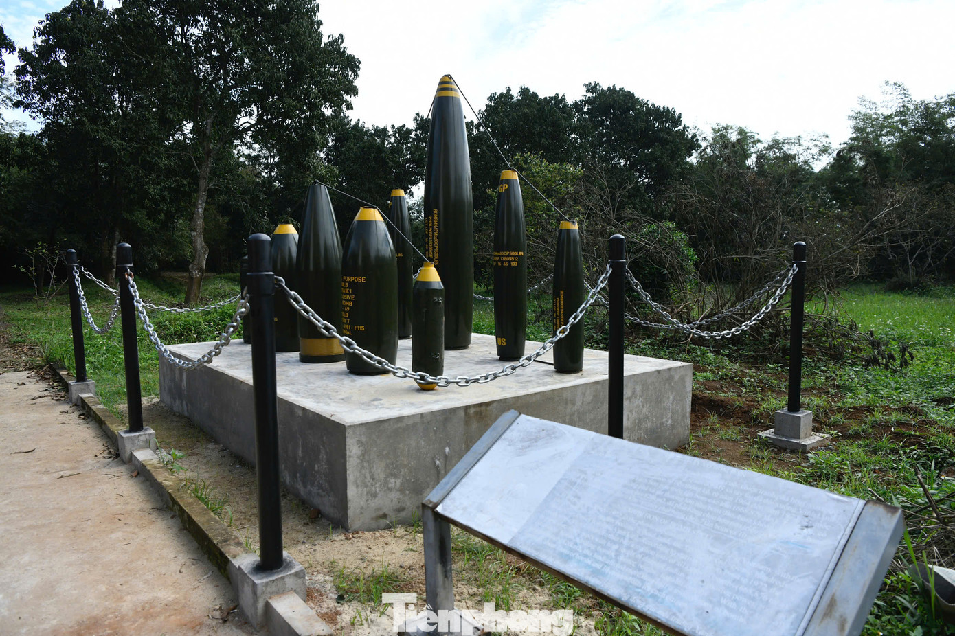Những quả bom đế quốc Mỹ ném xuống mảnh đất Vĩnh Linh, nay được trưng bày trong khuôn viên di tích địa đạo như chứng tích tội ác chiến tranh.