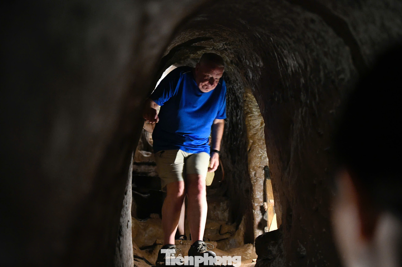 Trong khoảng 2 năm với 18.000 ngày công, nhân dân Vịnh Mốc đã đào và vận chuyển 6.000m3 đất đá đã hoàn thành hệ thống hầm ngầm sâu trong lòng đất hình thành, gồm 3 địa đạo chính nối thông với nhau. Tổng chiều dài đường hầm lên đến 1.701m, gồm 13 cửa vào (6 cửa thông lên đồi, 7 cửa thông ra biển). Địa đạo có kết cấu 3 tầng để người dân sinh hoạt, đồng thời chứa hàng và tránh bom khoan.