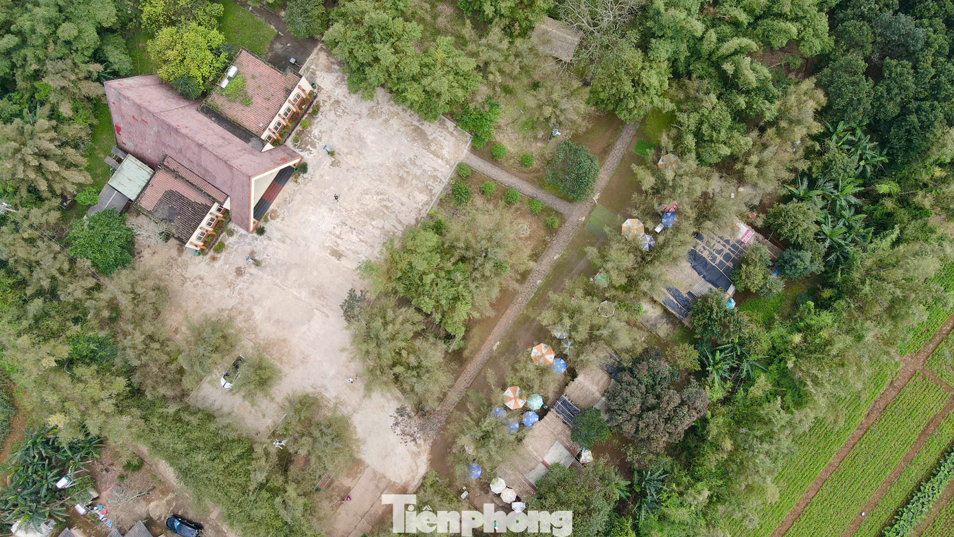 Vịnh Mốc (xã Vĩnh Thạch) là ngôi làng nằm sát bờ biển, cách thành phố Đông Hà - trung tâm tỉnh lỵ Quảng Trị khoảng 38km. Nơi đây có vị trí trọng yếu trong cuộc kháng chiến chống Mỹ cứu nước, vừa là địa đầu miền Bắc xã hội chủ nghĩa, vừa là địa điểm rất thuận lợi cho việc tập kết lương thực, thực phẩm và vũ khí để tiếp sức bảo vệ đảo Cồn Cỏ, chi viện cho chiến trường miền nam bằng đường biển.