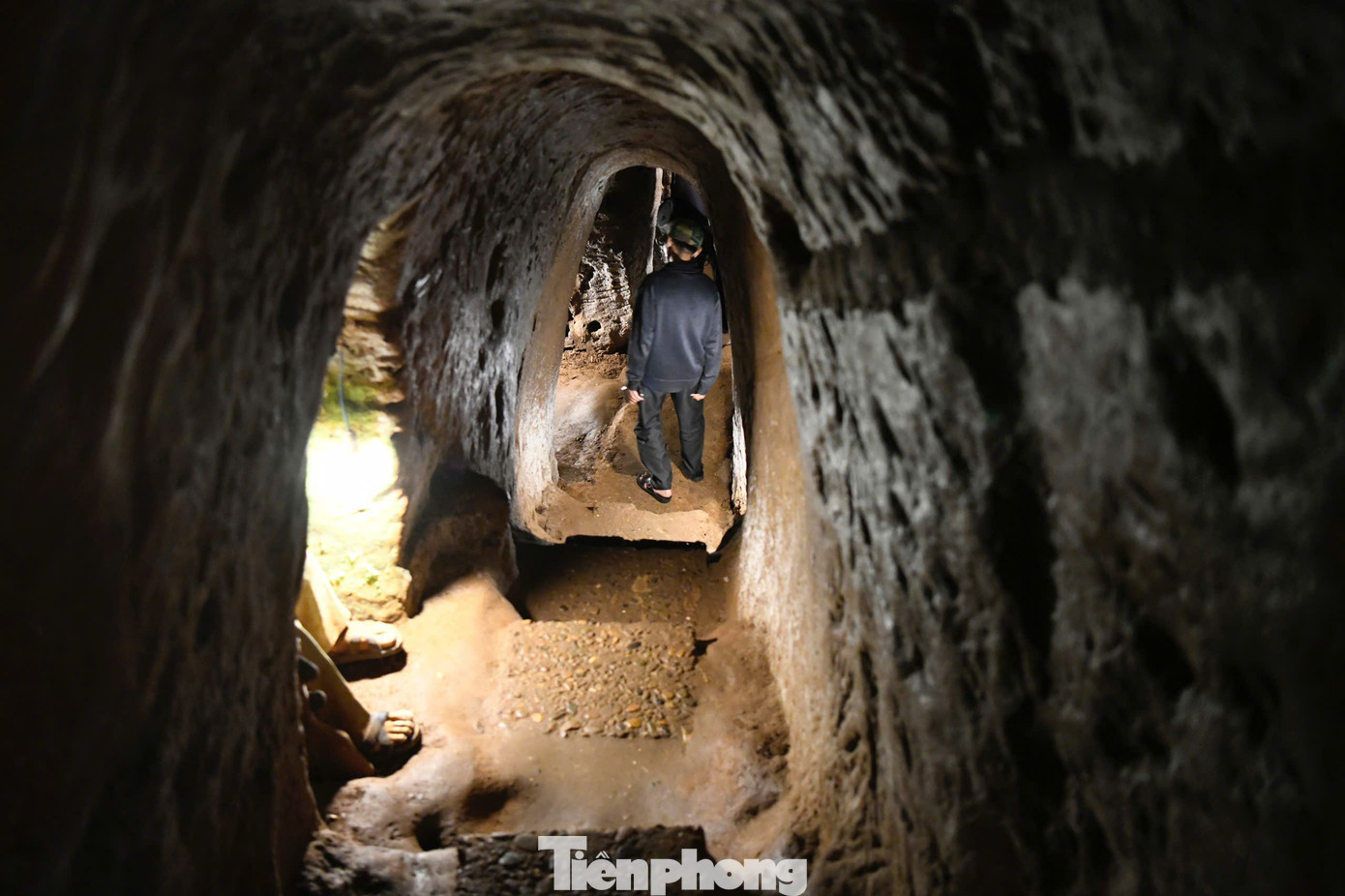 Địa đạo Vịnh Mốc có nơi ăn, ở, sinh hoạt cho dân Vịnh Mốc, đồng thời bao gồm cả nhà trẻ, trạm cứu thương, nhà thông tin, nhà dân quân trực gác, kho chứa hàng và hội trường... Điều này đảm bảo sự an toàn cho người dân, vừa duy trì cuộc sống thường nhật vừa có thể trồng trọt, chiến đấu. Trong những năm chiến tranh ác liệt, 17 cháu bé đã ra đời tại đây.