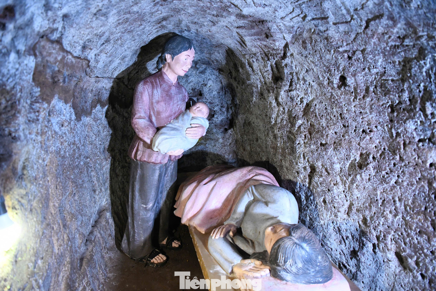 Địa đạo Vịnh Mốc có nơi ăn, ở, sinh hoạt cho dân Vịnh Mốc, đồng thời bao gồm cả nhà trẻ, trạm cứu thương, nhà thông tin, nhà dân quân trực gác, kho chứa hàng và hội trường... Điều này đảm bảo sự an toàn cho người dân, vừa duy trì cuộc sống thường nhật vừa có thể trồng trọt, chiến đấu. Trong những năm chiến tranh ác liệt, 17 cháu bé đã ra đời tại đây.