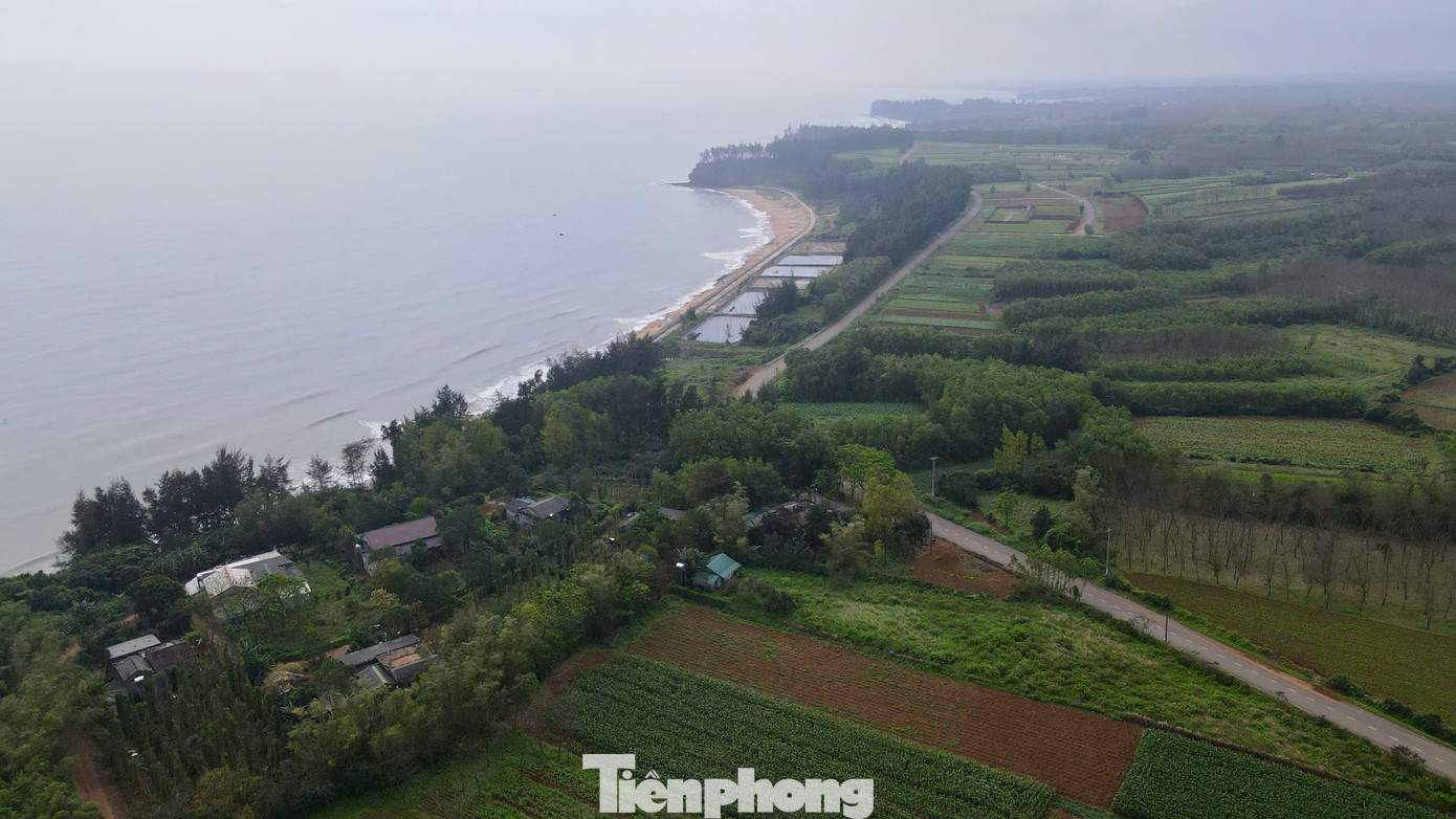 Khi đế quốc Mỹ bắt đầu leo thang chiến tranh phá hoại ở miền bắc Việt Nam, mảnh đất Vĩnh Linh chưa đầy 820 km2 nằm ở bờ bắc sông Bến Hải trở thành túi bom, hứng chịu hơn nửa triệu tấn bom đạn, tính trung bình mỗi người dân phải chịu 7 tấn từ năm 1965 đến 1972.