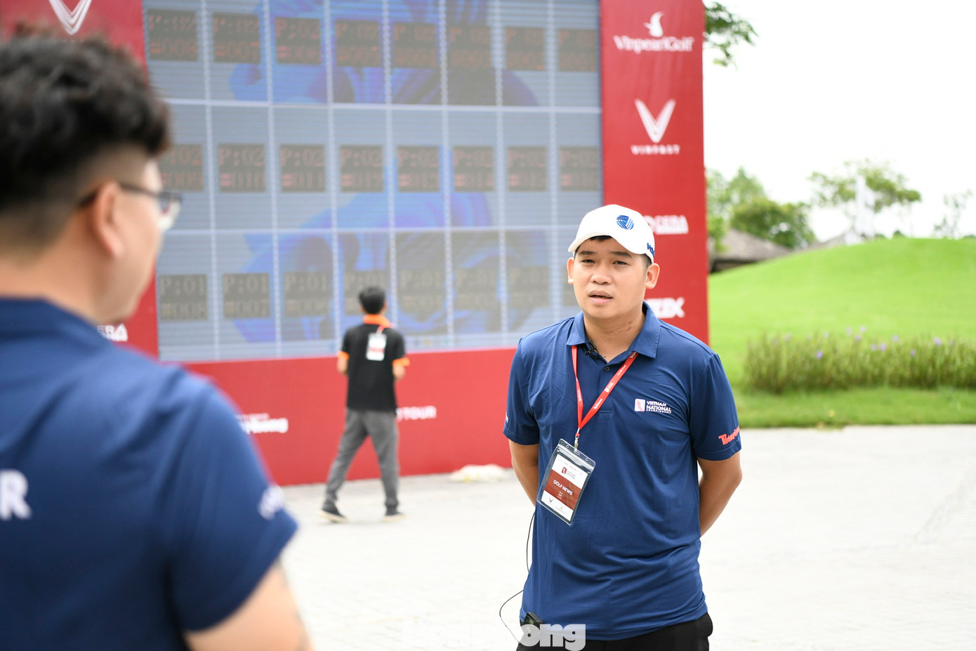 Anh Nguyễn Vũ Huy - Đạo diễn hình, trao đổi với PV báo Tiền Phong trước màn hình led cỡ lớn lắp đặt trước sân golf. Anh Nguyễn Vũ Huy - Đạo diễn hình, trao đổi với PV báo Tiền Phong trước màn hình led cỡ lớn lắp đặt trước sân golf.