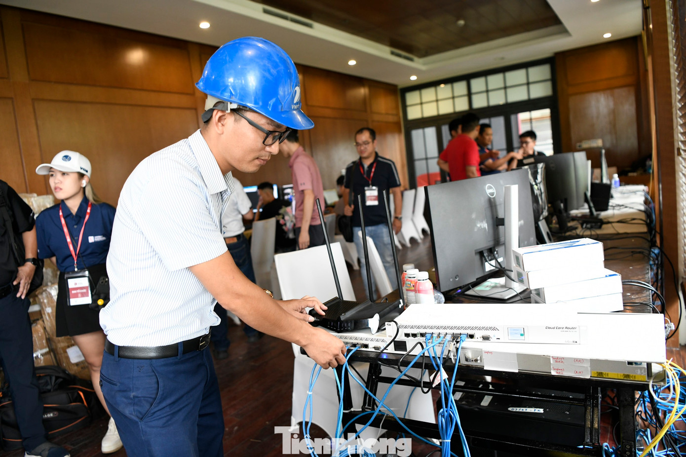 Anh Trịnh Quang Dương - cán bộ kỹ thuật của VNPT Hải Phòng, phối hợp với VGS Group trong việc truyền phát dữ liệu trực tiếp giải đấu. Anh Trịnh Quang Dương - cán bộ kỹ thuật của VNPT Hải Phòng, phối hợp với VGS Group trong việc truyền phát dữ liệu trực tiếp giải đấu.