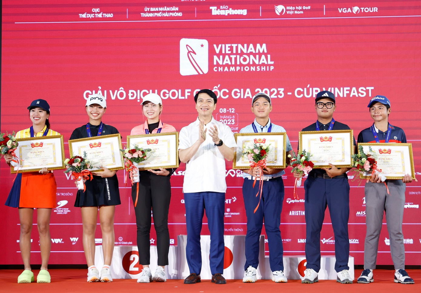 Những golfer trẻ tuổi trên bục vinh danh của Giải Vô địch Golf Quốc gia 2023. Những golfer trẻ tuổi trên bục vinh danh của Giải Vô địch Golf Quốc gia 2023.