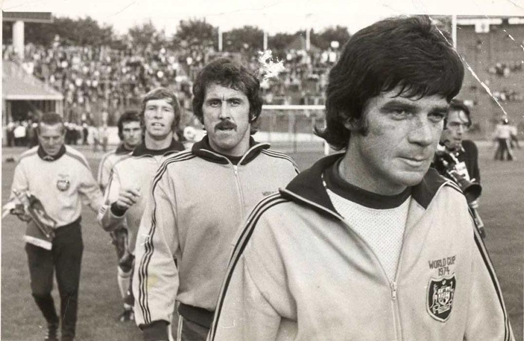 Johnny Warren, đội trưởng Australia trong thập niên 1960 và 1970, cùng các đồng đội ra sân. (Ảnh: National Museum of Australia) Johnny Warren, đội trưởng Australia trong thập niên 1960 và 1970, cùng các đồng đội ra sân. (Ảnh: National Museum of Australia)