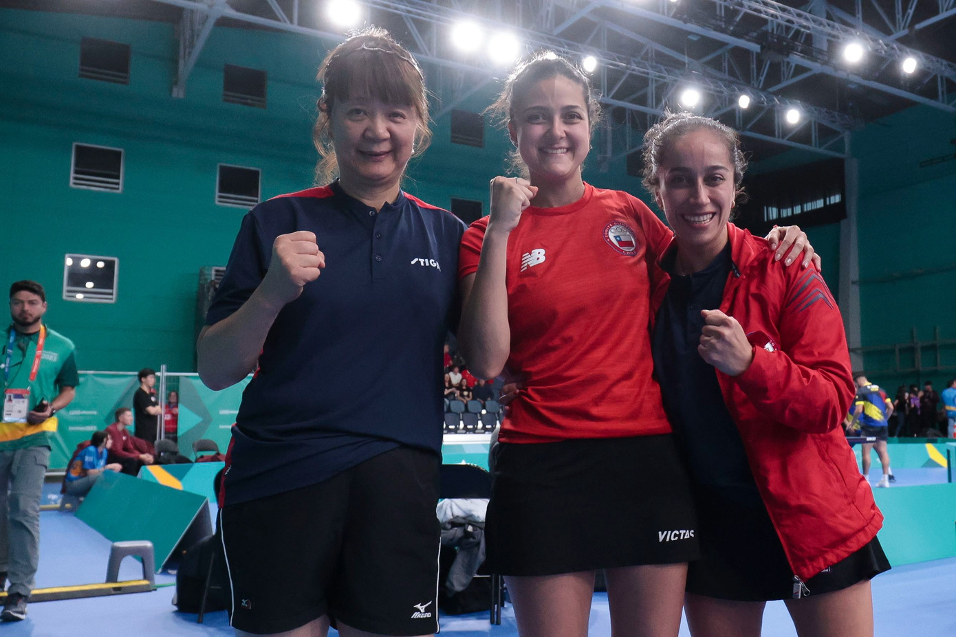 Bà Zeng bên cạnh các đồng đội trẻ tuổi ở đội tuyển bóng bàn quốc gia Chile.