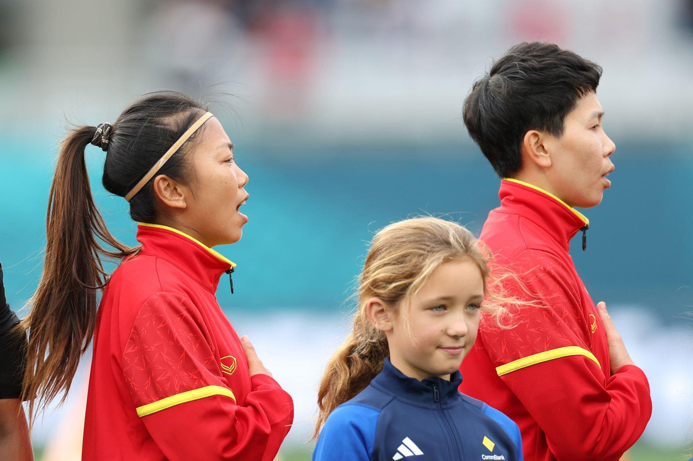 Huỳnh Như hát Quốc ca với niềm tự hào trong lần đầu bước ra sân chơi World Cup. (Ảnh: Getty Images)