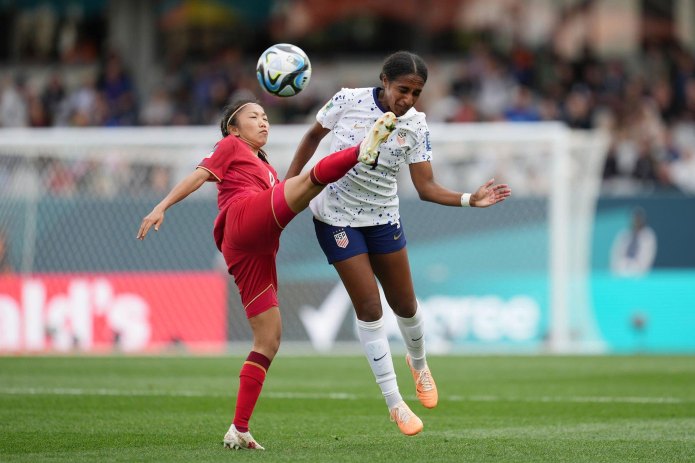 Thủ quân ĐT nữ Việt Nam đã chơi rất tự tin trước nhà ĐKVĐ thế giới Mỹ. (Ảnh: Getty Images)