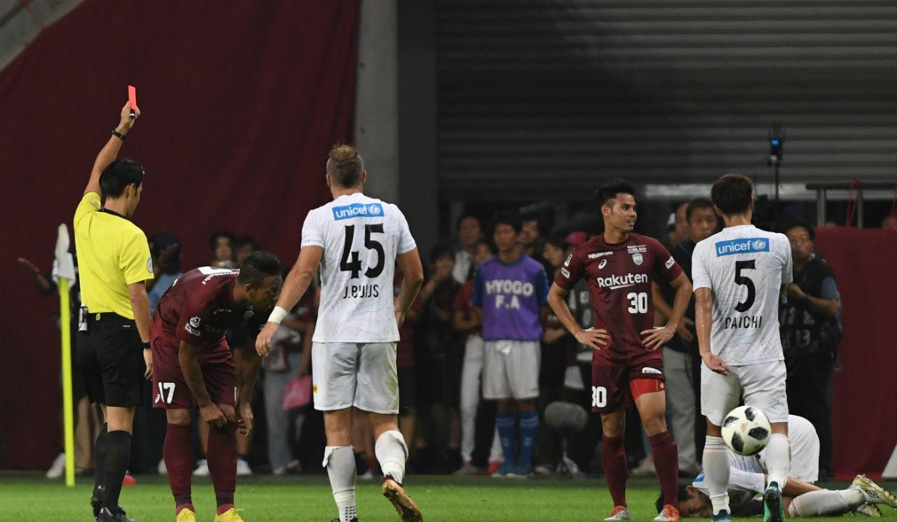 Theerathon nhận thẻ đỏ khi chơi cho Vissel Kobe ở J League 2018. (Ảhh: Gekisaka)