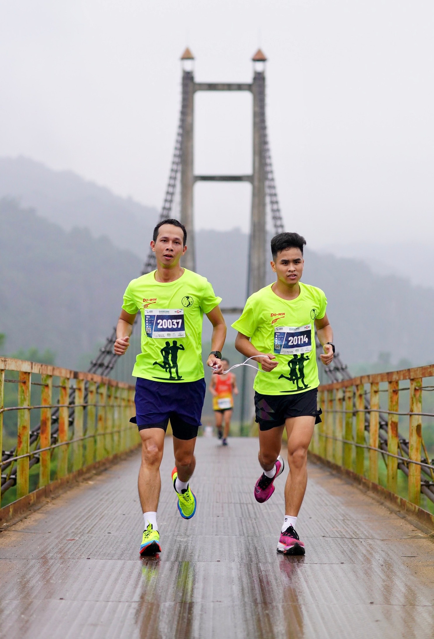 Bằng sự biết ơn, Mạnh nói rằng các pacer, cũng là những tình nguyện viên, chính là đôi mắt, giúp những người khiếm thị như cậu có thể hòa nhập và chạy bộ. Bằng sự biết ơn, Mạnh nói rằng các pacer, cũng là những tình nguyện viên, chính là đôi mắt, giúp những người khiếm thị như cậu có thể hòa nhập và chạy bộ.