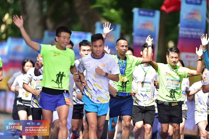 Mạnh và các bạn trong CLB khiếm thị tham gia các giải chạy cự ly dài. Mạnh và các bạn trong CLB khiếm thị tham gia các giải chạy cự ly dài.