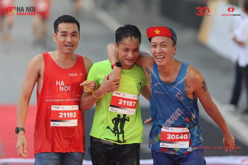 Mạnh và các bạn trong CLB khiếm thị tham gia các giải chạy cự ly dài. Mạnh và các bạn trong CLB khiếm thị tham gia các giải chạy cự ly dài.