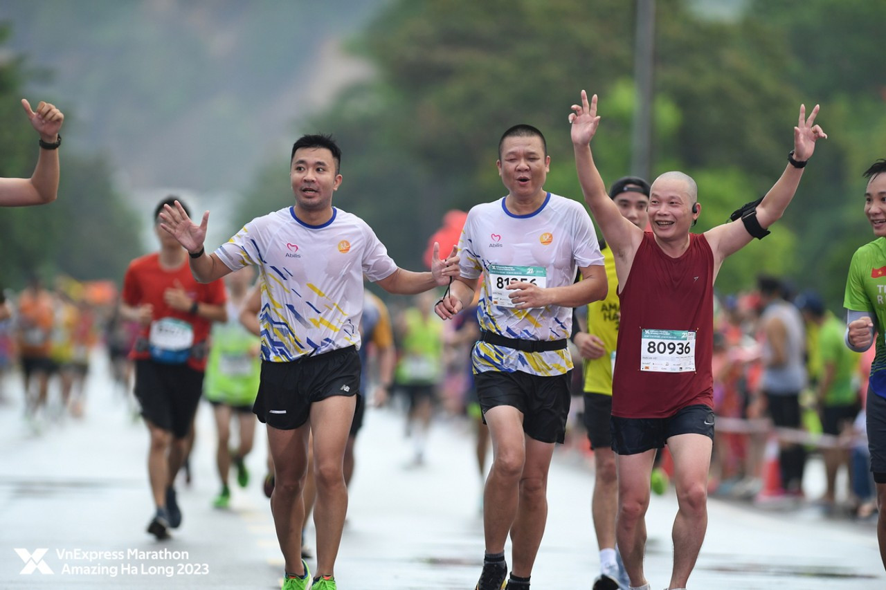 Mạnh và các bạn trong CLB khiếm thị tham gia các giải chạy cự ly dài. Mạnh và các bạn trong CLB khiếm thị tham gia các giải chạy cự ly dài.