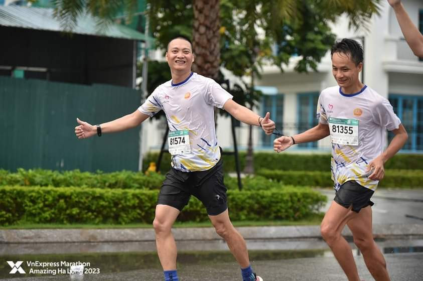 Mạnh và các bạn trong CLB khiếm thị tham gia các giải chạy cự ly dài. Mạnh và các bạn trong CLB khiếm thị tham gia các giải chạy cự ly dài.