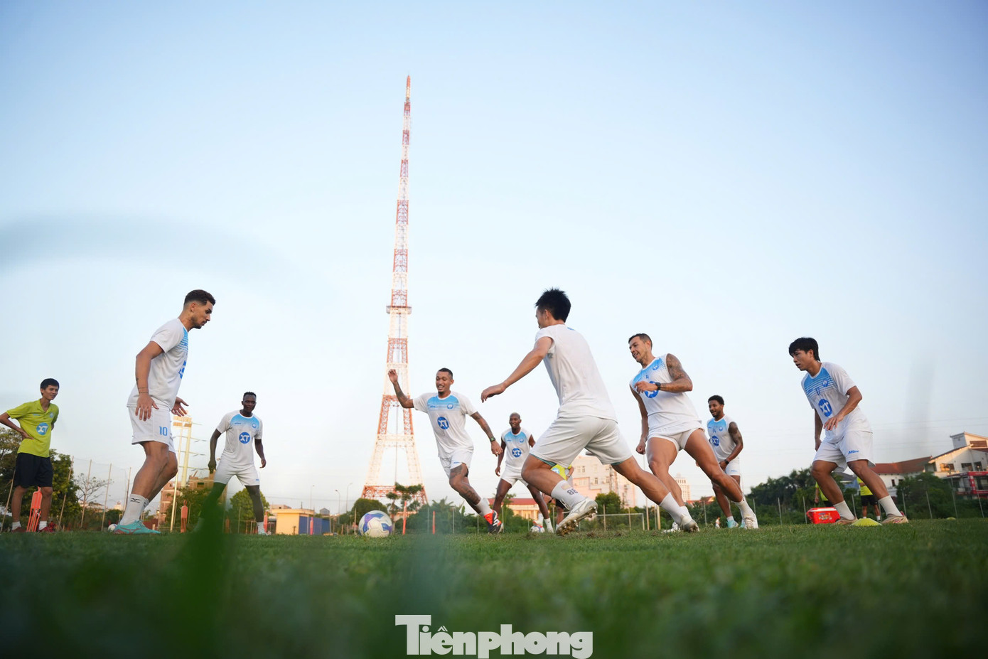 Sau chiến tích vô địch V-League 2023/24, Thép Xanh Nam Định sẽ tham dự ba đấu trường trong mùa giải 2024/2025, bao gồm V-League, Cúp Quốc gia và AFC Champions League Two, bên cạnh trận Siêu Cúp bóng đá Quốc gia - Cúp THACO 2023/2024. Vì vậy họ cần một đội hình tốt và có chiều sâu, với lực lượng ngoại binh chất lượng.