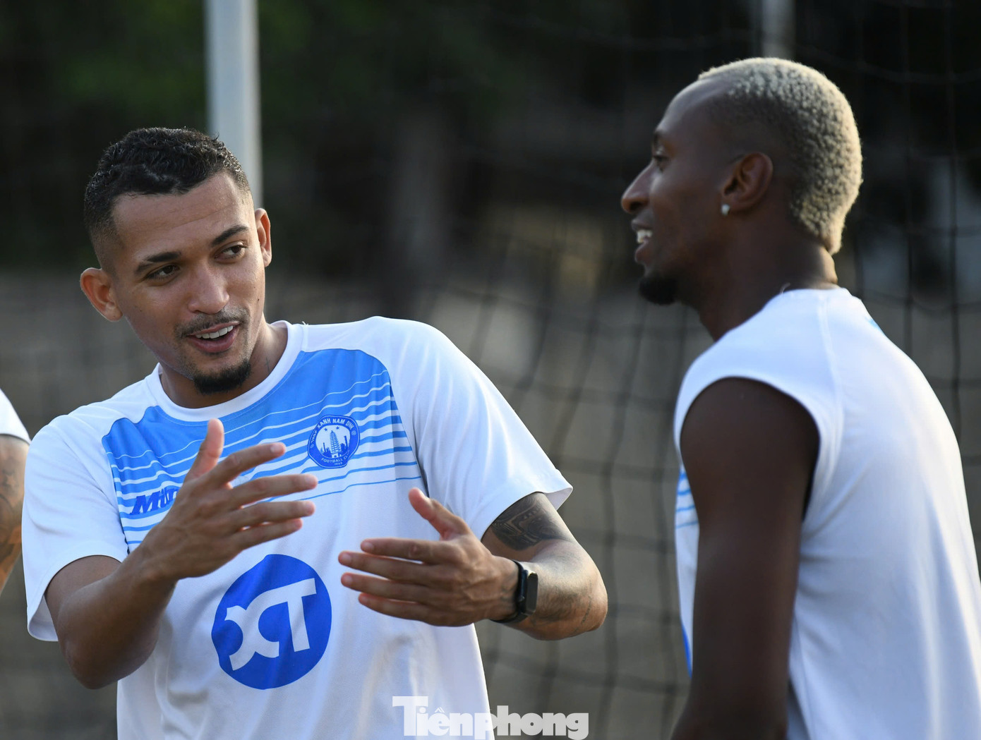 Trước Caio Cesar, Thép Xanh Nam Định cũng chiêu mộ thành công Walber Motta, một cầu thủ Brazil khác. Là một trung vệ thuận chân phải, Walber Motta nổi bật ở tốc độ, sự linh hoạt và khả năng phán đoán tình huống tốt.