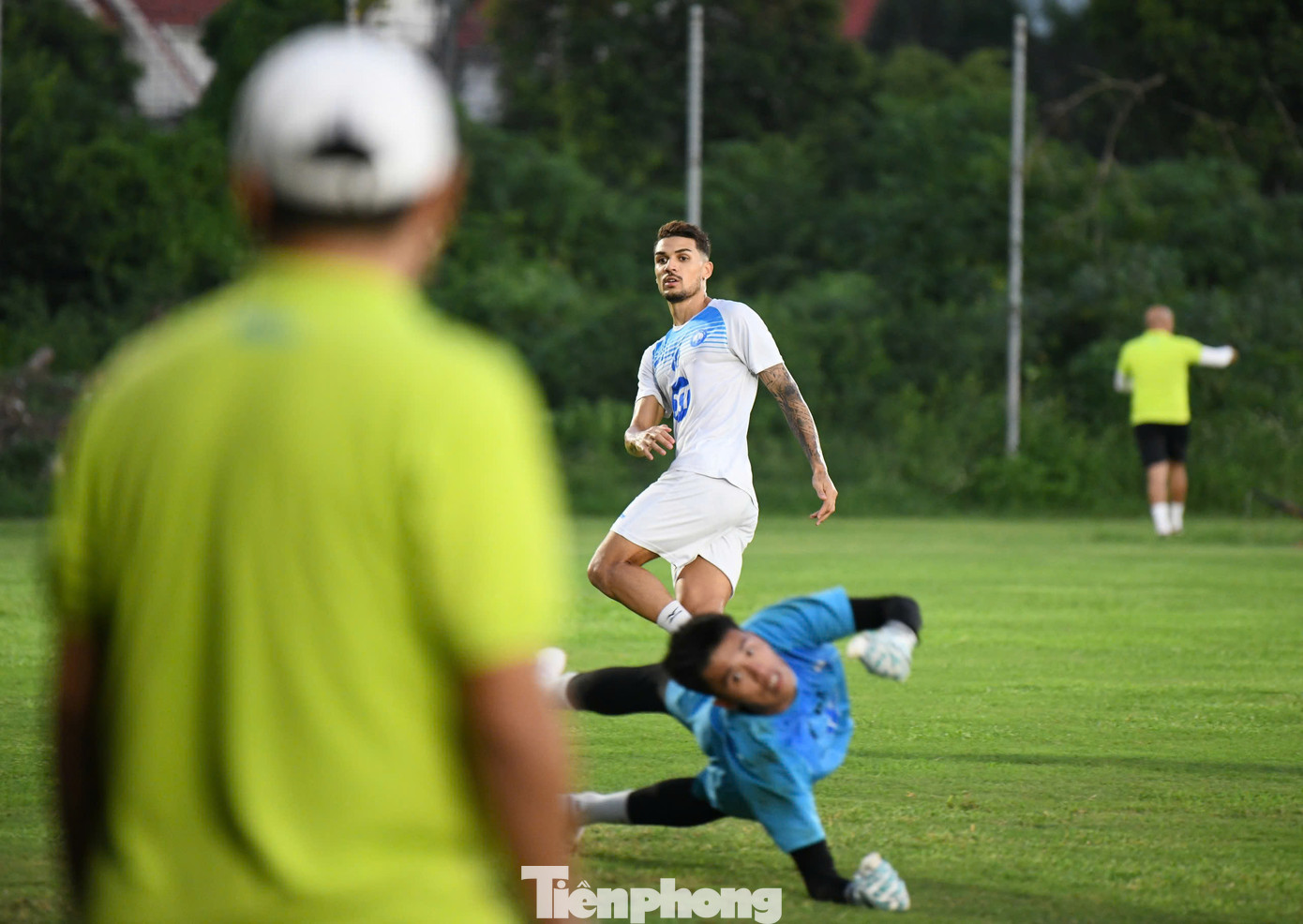 Cũng đừng quên đội bóng của HLV Vũ Hồng Việt còn có một Hendrio đẳng cấp và tinh tế, từng ghi tới 10 bàn ở V-League 2023/2024, đồng thời hình thành đối tác ăn ý với Rafaelson.