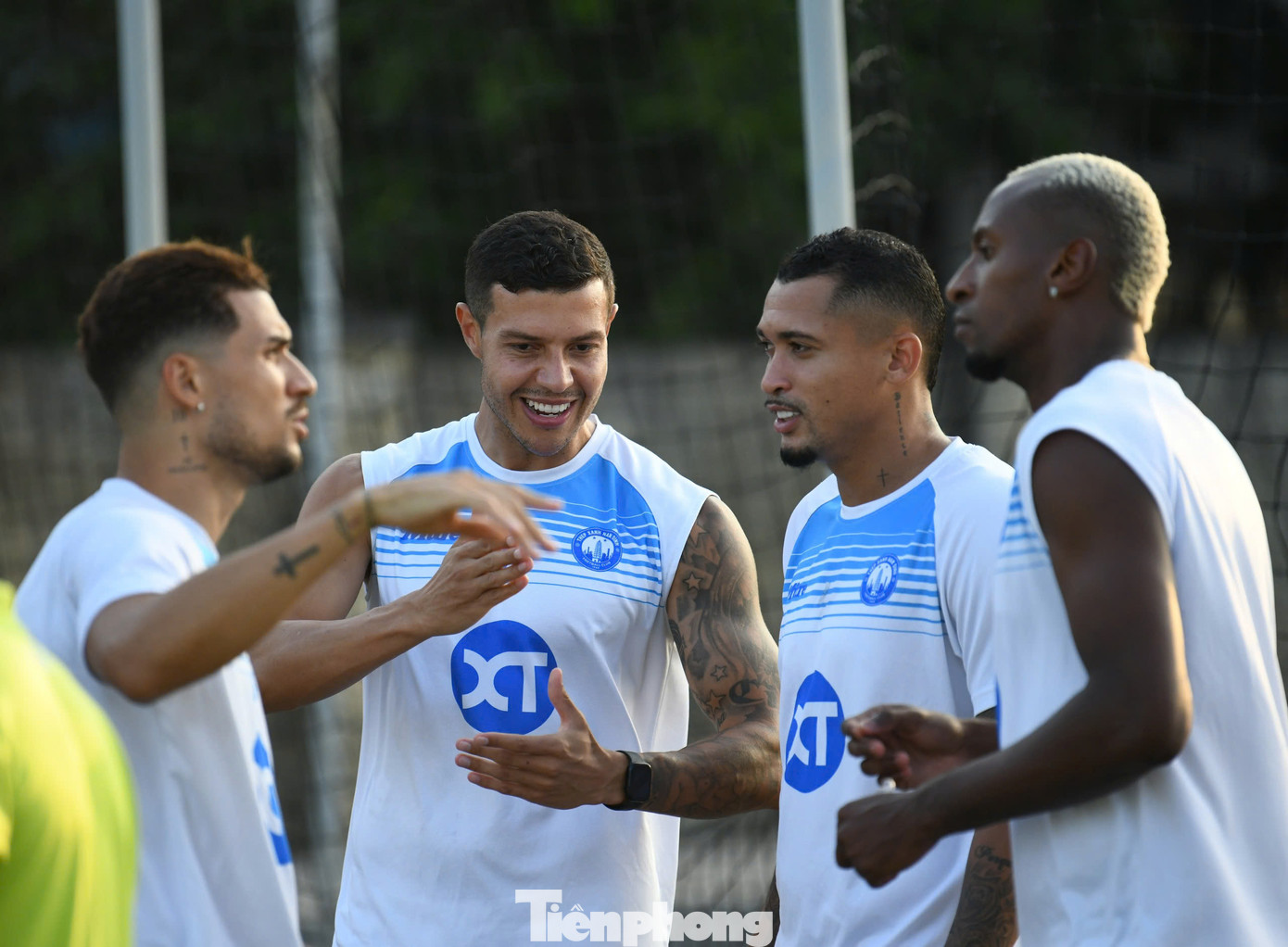 Trên sân tập, số cầu thủ ngoại mới được bổ sung hòa nhập khá nhanh với những người cũ. Họ cũng thể hiện tốt các kỹ năng, sẵn sàng trở thành một phần quan trọng của đội bóng.