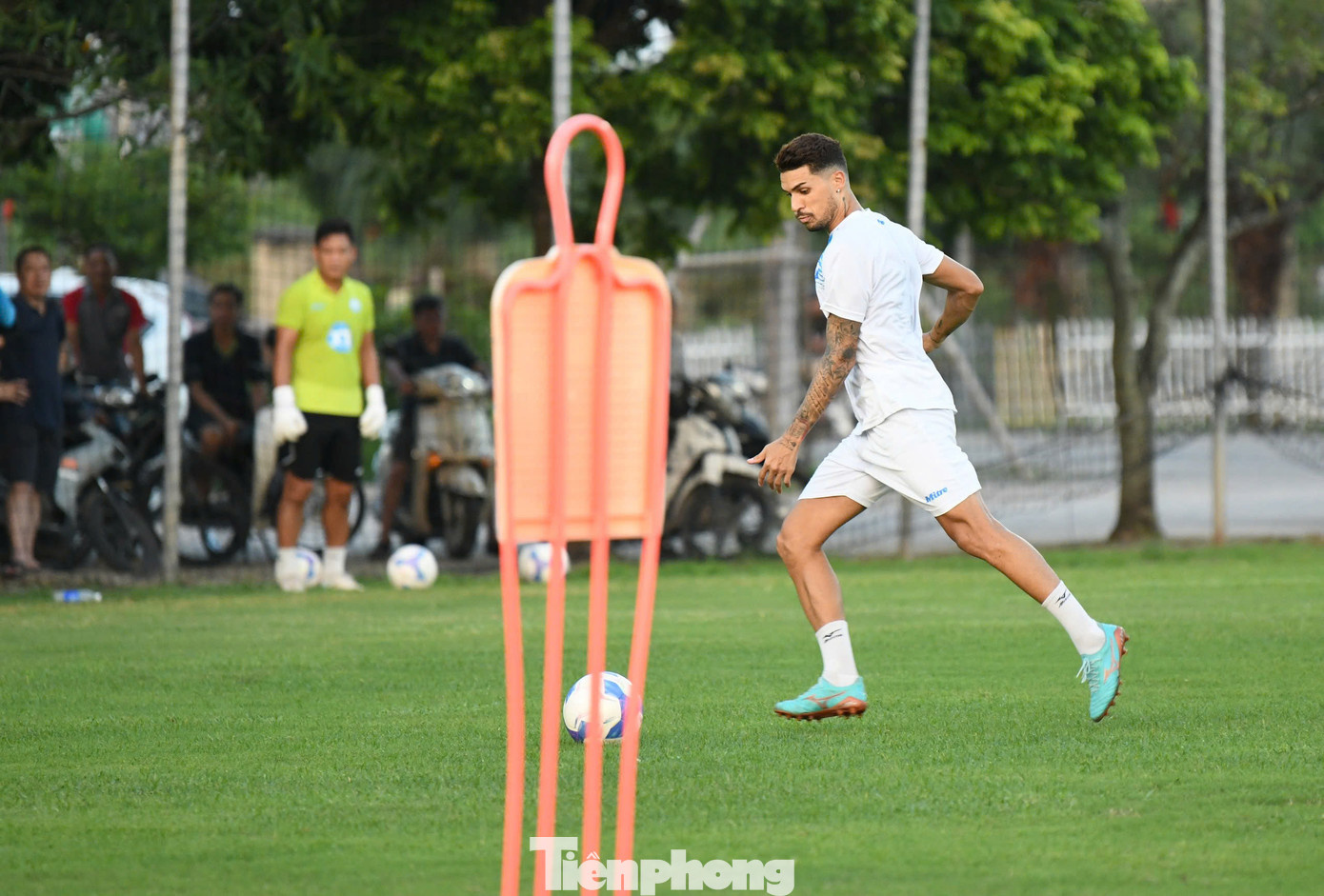 Cũng đừng quên đội bóng của HLV Vũ Hồng Việt còn có một Hendrio đẳng cấp và tinh tế, từng ghi tới 10 bàn ở V-League 2023/2024, đồng thời hình thành đối tác ăn ý với Rafaelson.