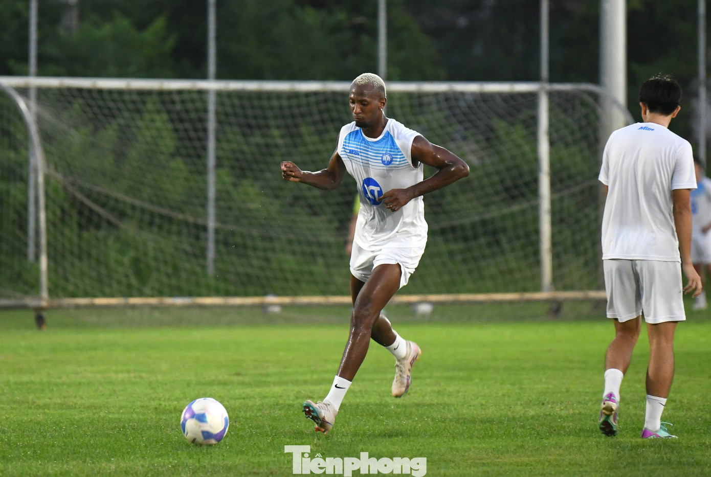 Cách đây không lâu, đội bóng thành Nam đã ký hợp đồng với Caio Cesar. Tiền vệ trung tâm người Brazil sở hữu chiều cao ấn tượng và kinh nghiệm thi đấu phong phú tại các giải hàng đầu xứ samba và Nhật Bản.