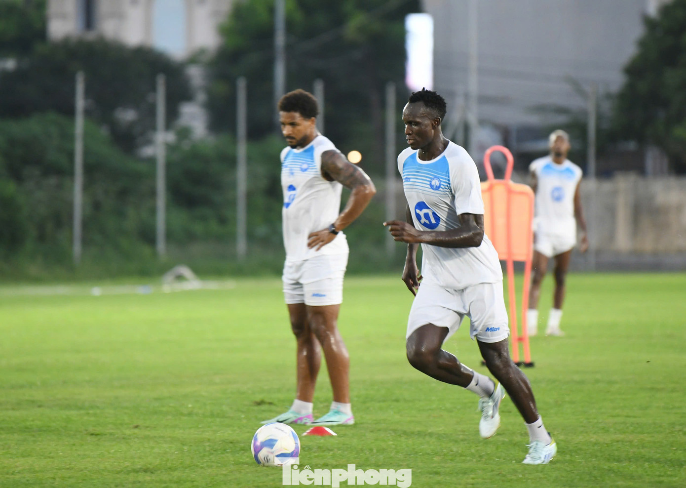 Việc sở hữu hai tiền đạo ghi tới 42 bàn mùa giải trước, là Rafaelson (31 bàn) và Mpande (11 bàn), Thép Xanh Nam Định cho thấy quyết tâm bảo vệ ngôi vô địch V-League, đồng thời sẵn sàng chinh phục ở đấu trường châu lục AFC Champions League Two.