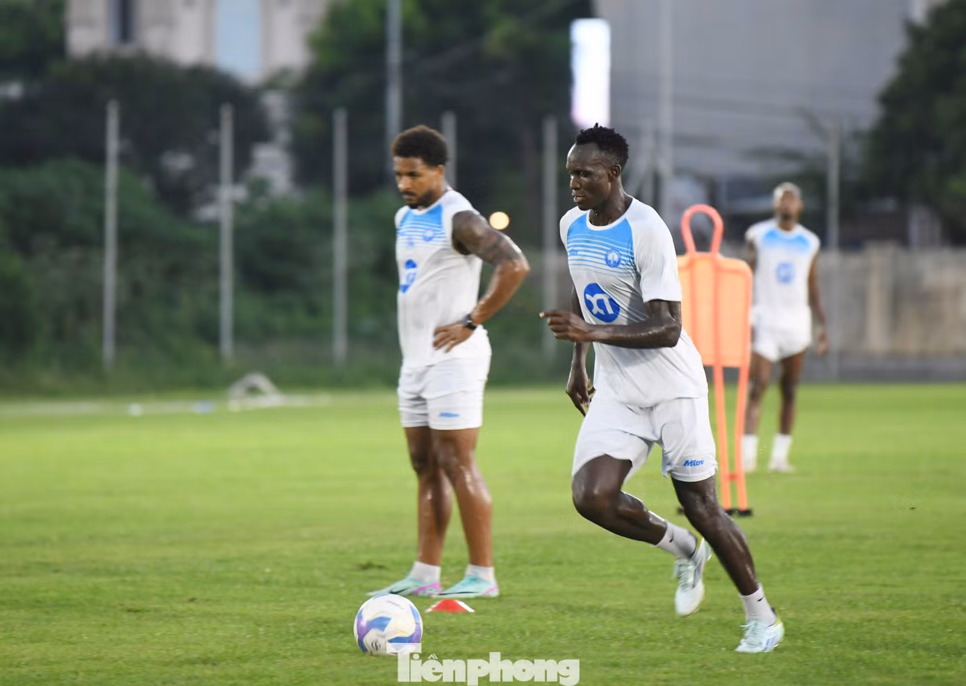 Việc sở hữu hai tiền đạo ghi tới 42 bàn mùa giải trước, là Rafaelson (31 bàn) và Mpande (11 bàn), Thép Xanh Nam Định cho thấy quyết tâm bảo vệ ngôi vô địch V-League, đồng thời sẵn sàng chinh phục ở đấu trường châu lục AFC Champions League Two.