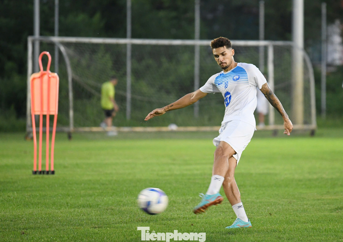 Cũng đừng quên đội bóng của HLV Vũ Hồng Việt còn có một Hendrio đẳng cấp và tinh tế, từng ghi tới 10 bàn ở V-League 2023/2024, đồng thời hình thành đối tác ăn ý với Rafaelson.