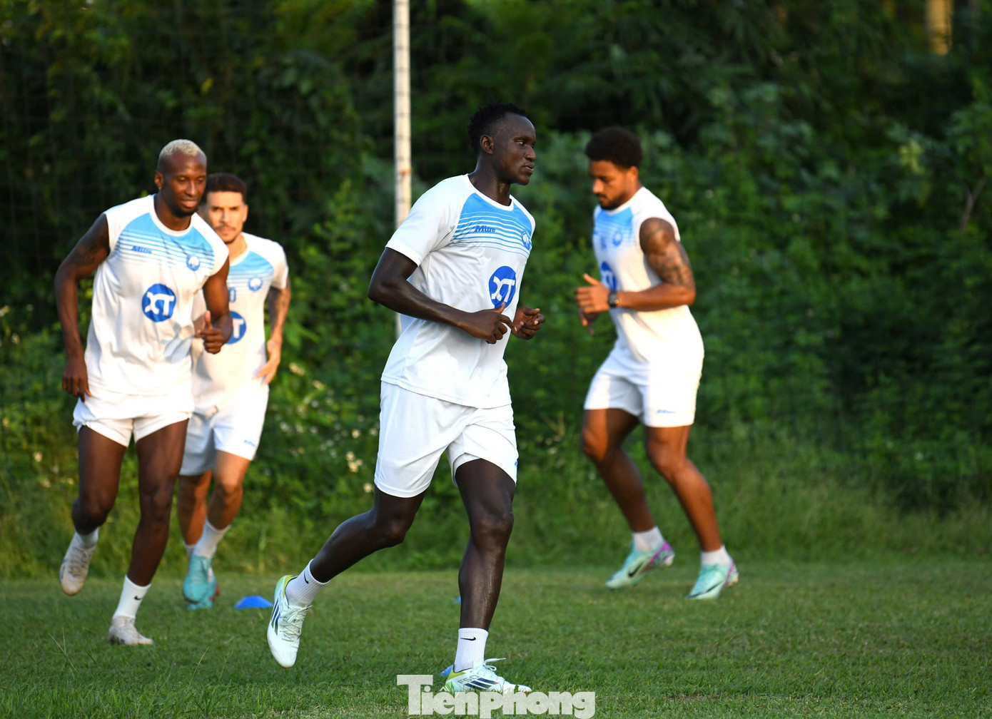 Một tân binh nữa được đưa về trong mùa hè vừa qua là Joseph Mpande, tiền đạo vừa hết hạn hợp đồng với Hải Phòng. Sau khi ghi 11 bàn thắng và có 4 kiến tạo cho đội chủ sân Lạch Tray tại V-League 2023/2024, chân sút người Uganda quyết định ra đi tìm kiếm thử thách mới.