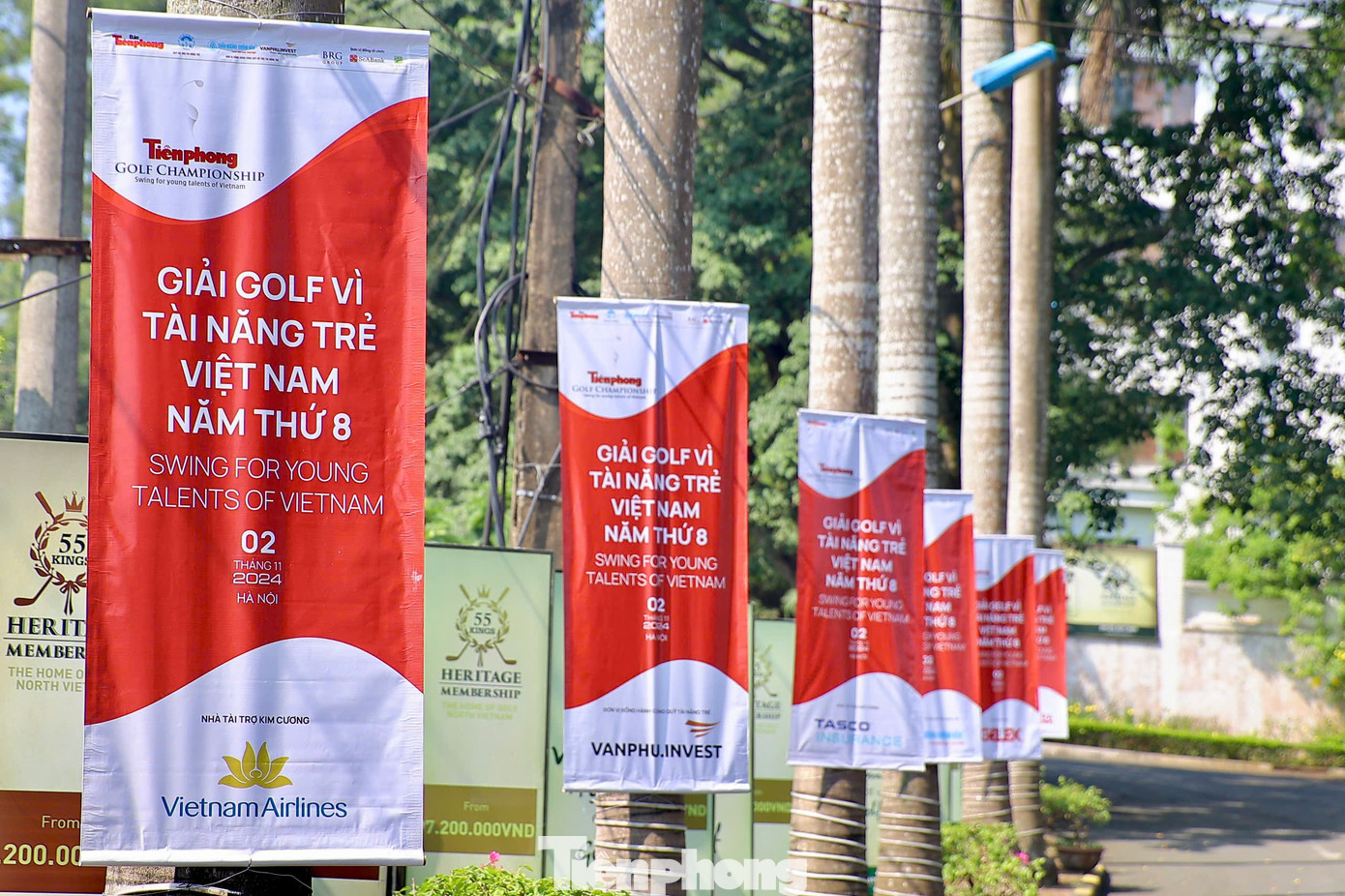 Một ngày trước khi Tiền Phong Golf Championship mùa thứ 8 khởi tranh, công tác chuẩn bị tại sân Kings Course thuộc BRG Kings’ Island Golf Resort (Đồng Mô, Sơn Tây, Hà Nội) đã sớm hoàn tất. Từ quốc lộ 21A rẽ vào con dốc dẫn đến BRG Kings&apos; Island Golf Resort, hàng băng rôn rực rỡ màu đỏ nhắc nhở tất cả về sự kiện được giới golf mong chờ.