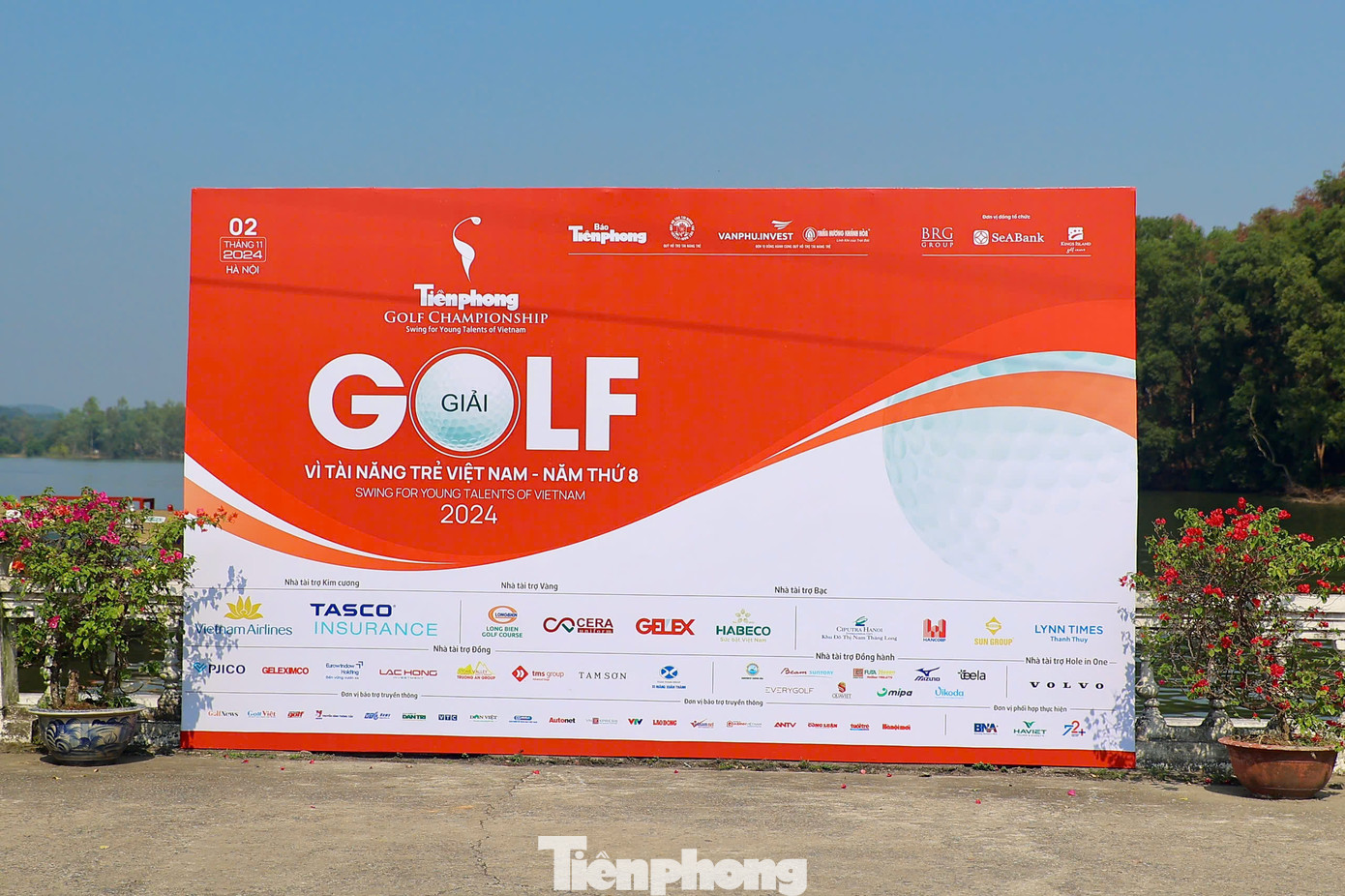 Tấm pano cỡ lớn cũng được đặt tại bến tàu. Các golfer tham dự có thể chụp hình check-in tại đây trước khi lên cano, rẽ sóng hồ Đồng Mô và tiến vào BRG Kings&apos; Island Golf Resort.