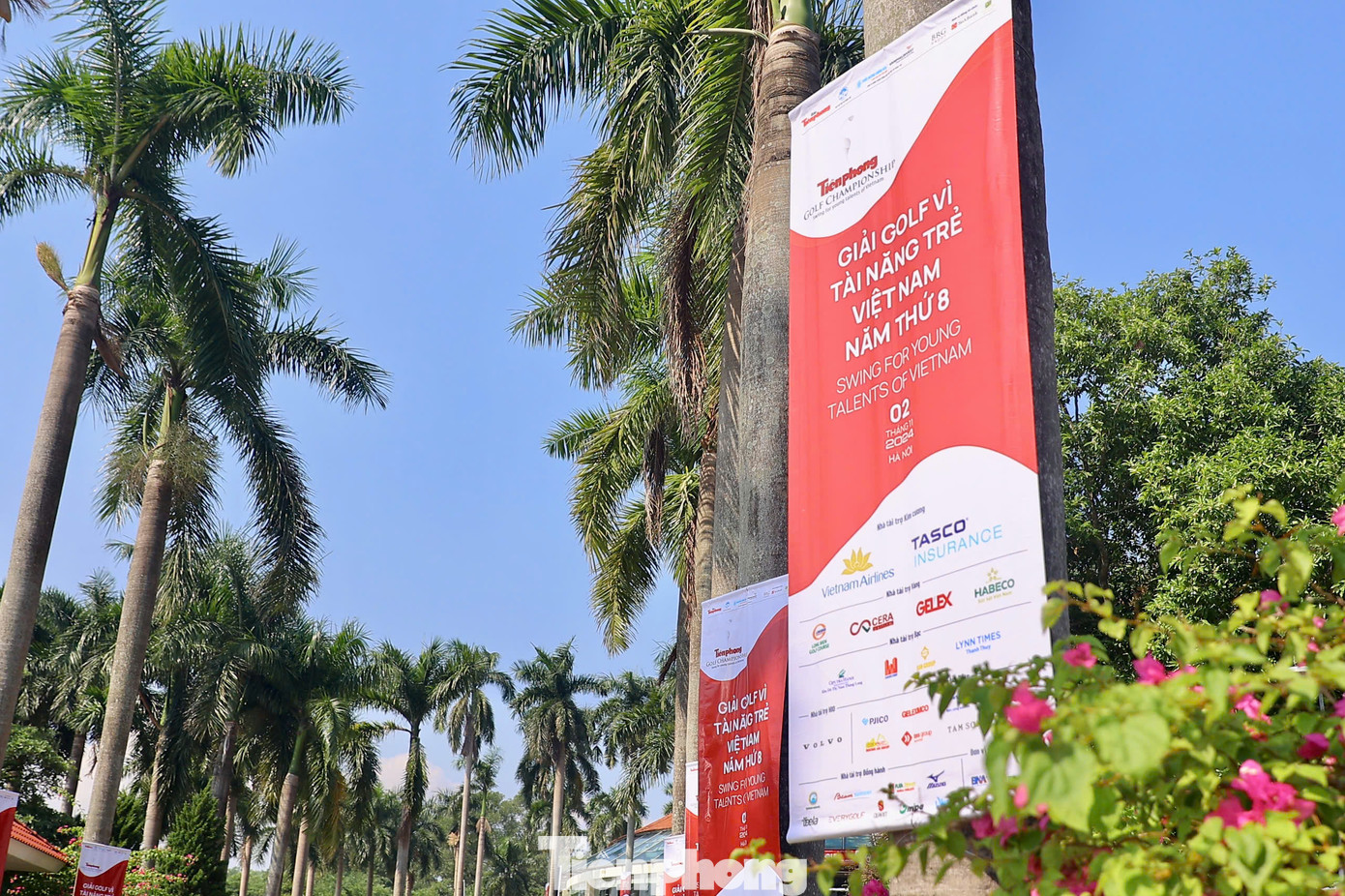 Mặc dù khối lượng công việc khá lớn, song việc thi công các backdrop, biển hiệu hay bảng danh vị các nhà tài trợ diễn ra nhanh chóng với sự chính xác cao độ.