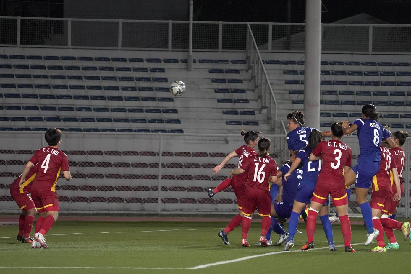 ĐT nữ Việt Nam luôn thất thế trước Philippines trong các pha không chiến. (Ảnh: ABS, PFF)
